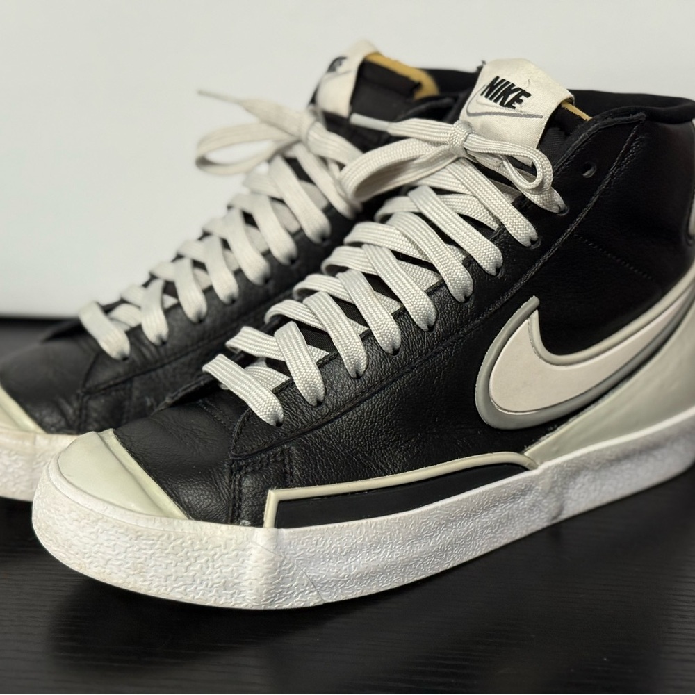 Nike Women’s Blazer Mid ‘77 Black/White (Size 7)
